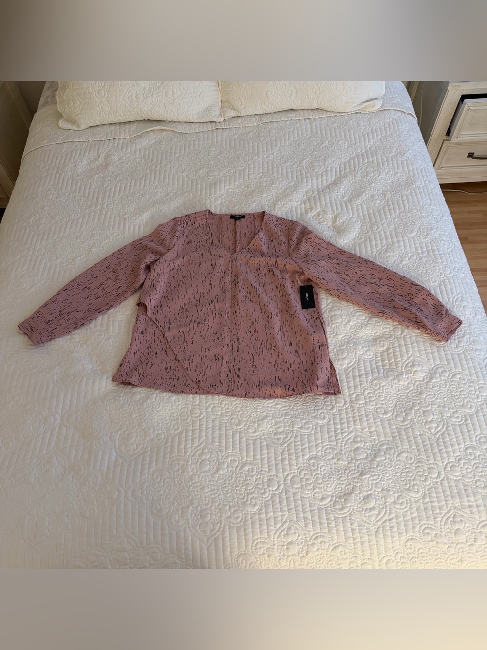 NWT Alfani Dusty Pink Abstract Print V-Neck Long Sleeve Blouse Medium MSRP $69.5